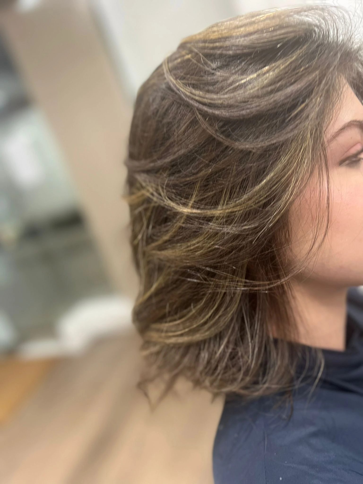 femme brune avec reflets blonds